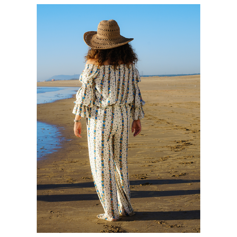 Pantalon pour femmes avec un imprimé floral, une option tendance et accrocheuse.