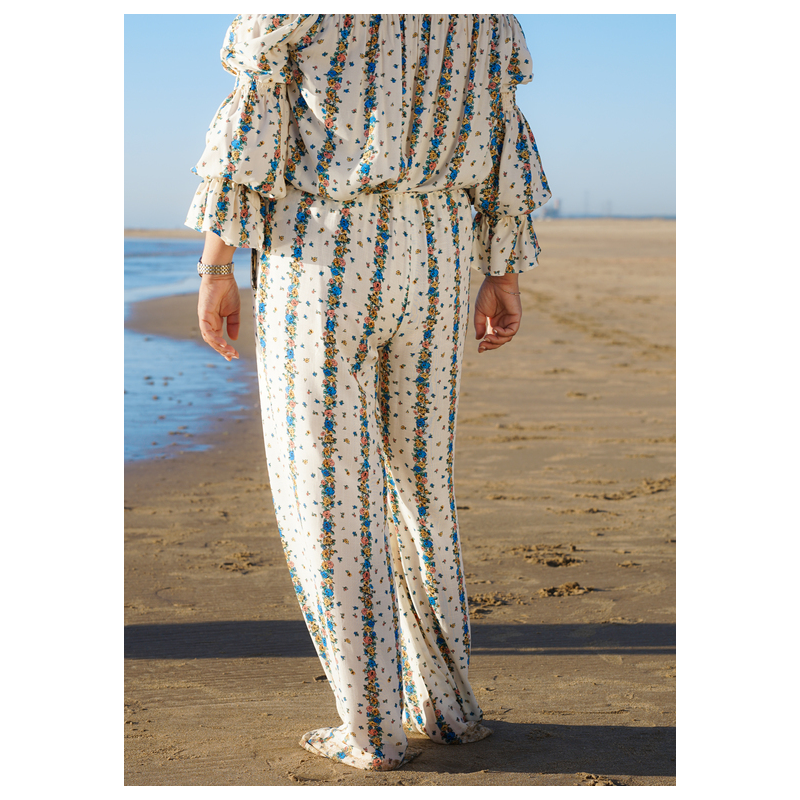 Détails du pantalon à motif floral, parfait pour un look frais.