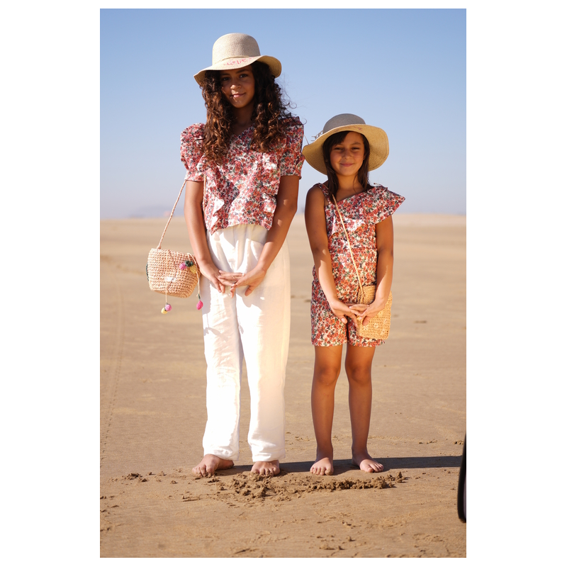 Pantalon blanc, pour un look frais et chic.