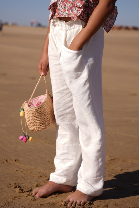Pantalon blanc pour femmes, une élégance épurée.