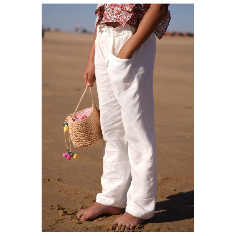 Pantalon blanc pour femmes, une élégance épurée.