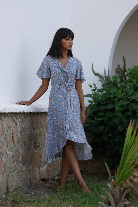 Robe à motif bleu ciel pour femmes, un choix rafraîchissant et estival.