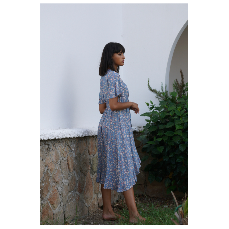 Détails de la robe à motif bleu ciel, une tenue légère et élégante.