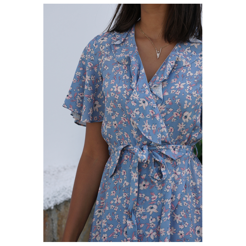 Détails de la robe à motif bleu ciel, une tenue légère et élégante.