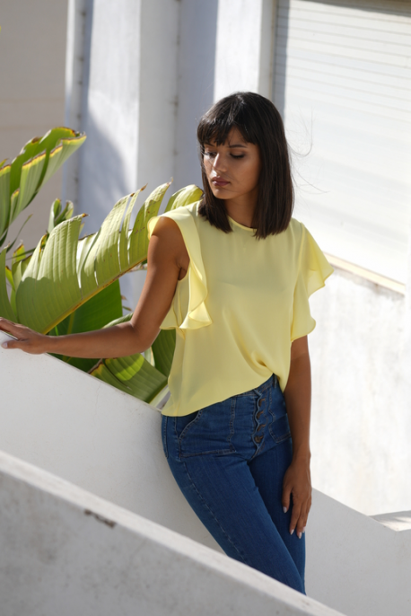 Blouse de couleur poire claire avec une légère brillance.