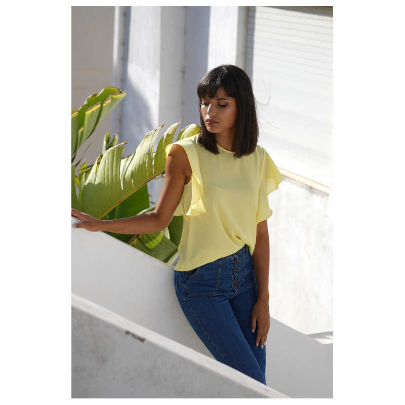 Blouse de couleur poire claire avec une légère brillance.