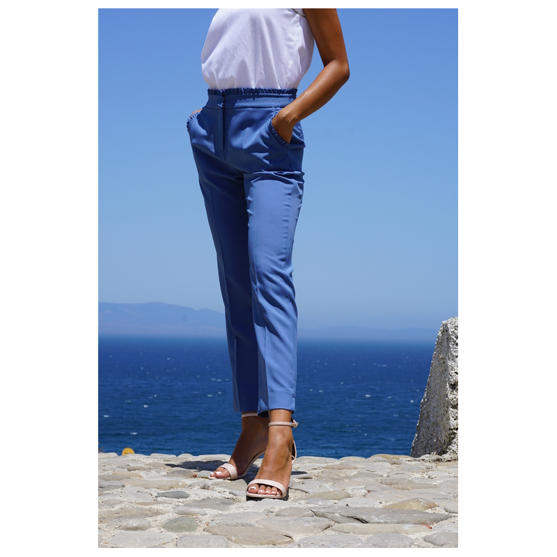 Pantalon bleu avec des détails volants pour femmes, une touche de féminité.
