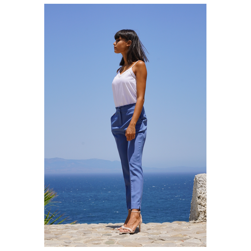 Pantalon bleu avec des détails volants pour femmes, une touche de féminité