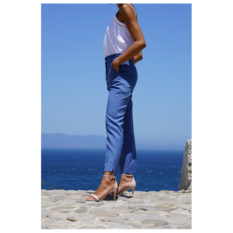 Pantalon en bleu avec des volants, pour un look raffiné et tendance.