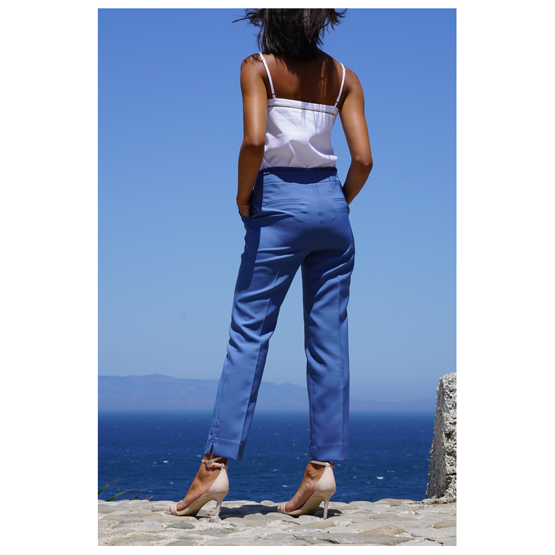 Pantalon en bleu avec des volants, pour un look raffiné et tendance.