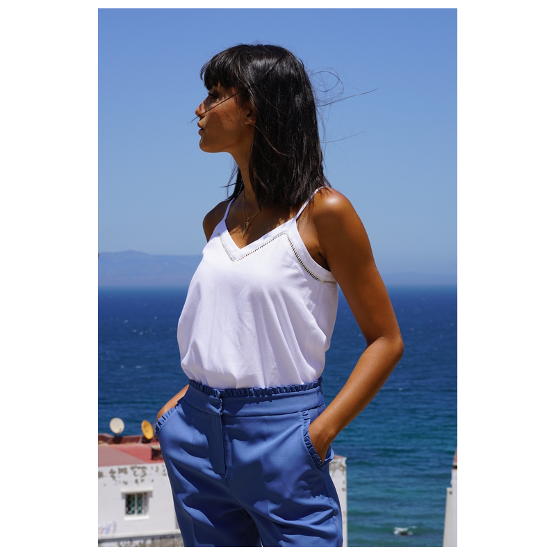 Pantalon en bleu avec des volants, pour un look raffiné et tendance.