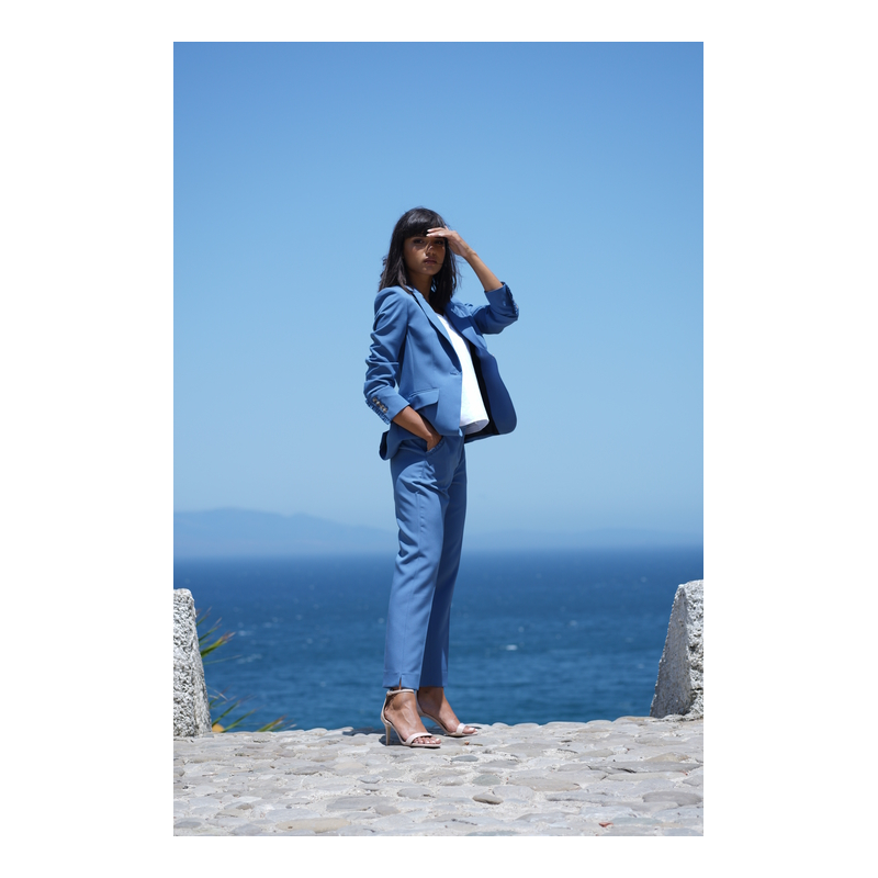 Pantalon Bleu avec des détails volants pour femmes, une touche de féminité.