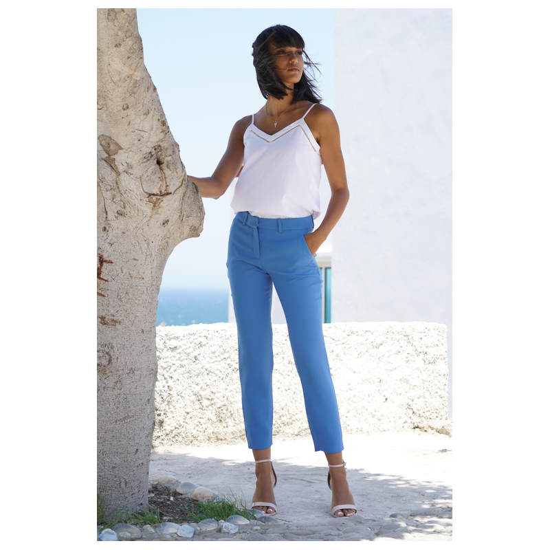 Un pantalon bleu océan pour femmes, une tenue légère et inspirée par la mer.