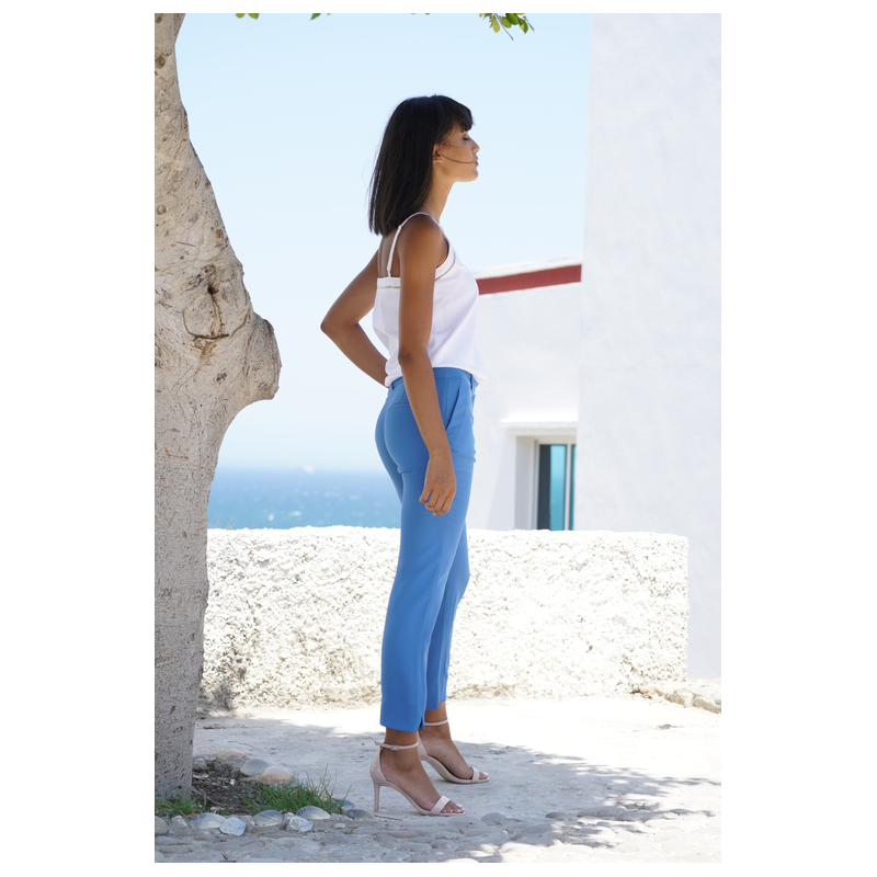 Pantalon de couleur bleu océan, pour un look estival et élégant.
