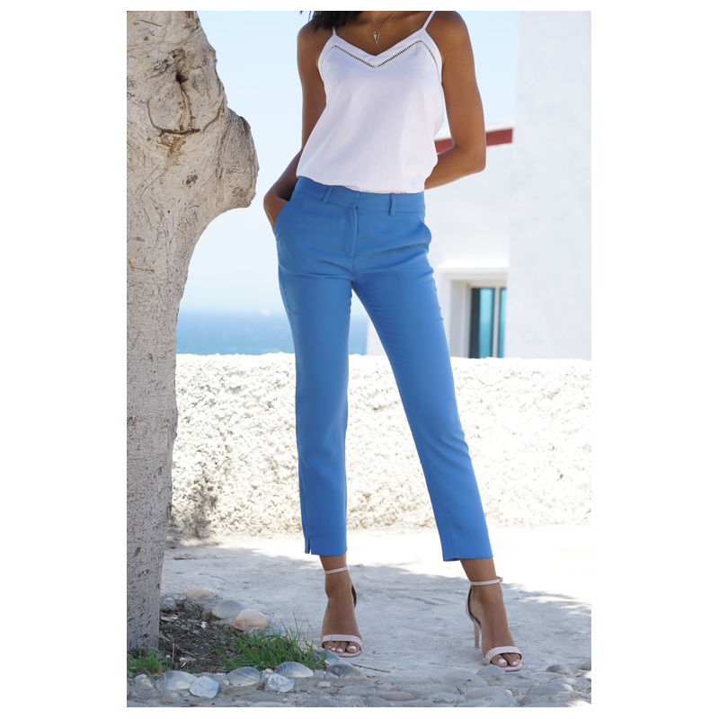 Pantalon bleu océan pour femmes, une teinte inspirée par la mer.