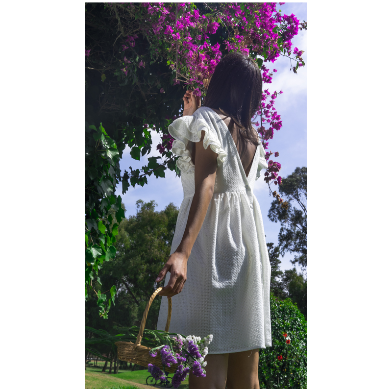Détails de la robe blanche, une pièce polyvalente et raffinée.