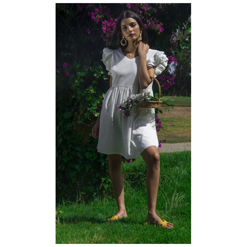 Robe en blanc, parfaite pour un look chic et lumineux.