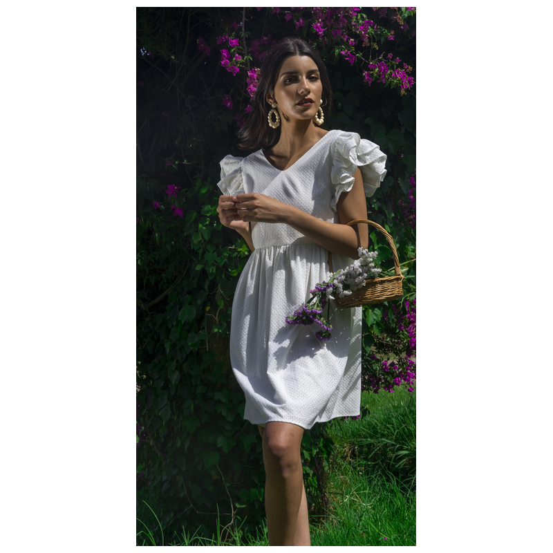 Robe en blanc, parfaite pour un look chic et lumineux.