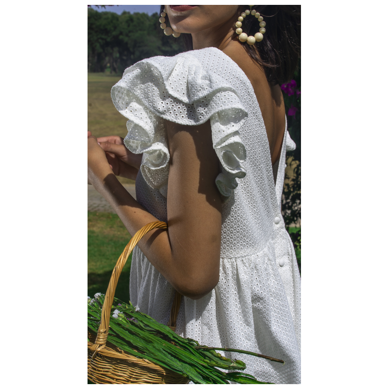 Une robe blanche pour femmes, une tenue qui incarne la fraîcheur et la sophistication.