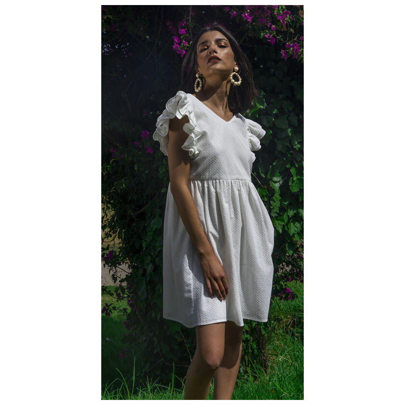 Une robe blanche pour femmes, une tenue qui incarne la fraîcheur et la sophistication.