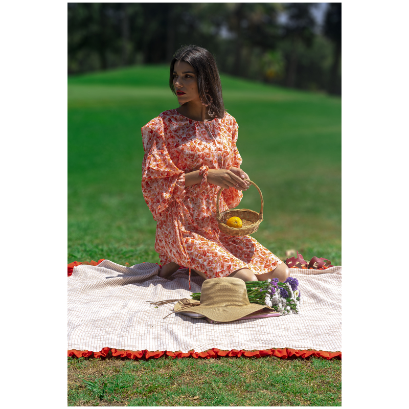 Robe à motifs floraux en orange, pour un look joyeux et tendance.