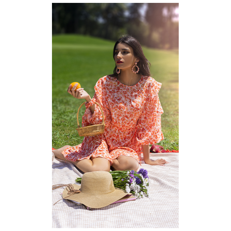 Robe à motifs floraux en orange, pour un look joyeux et tendance.