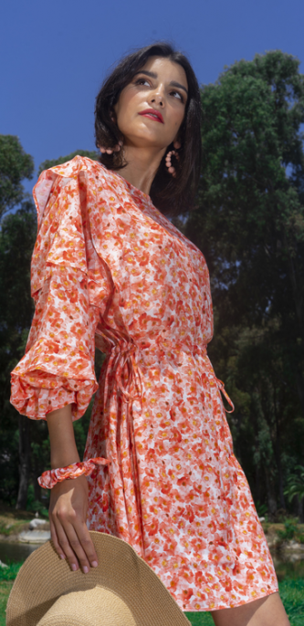 Robe fleurie orange pour femmes, une explosion de couleurs estivales.