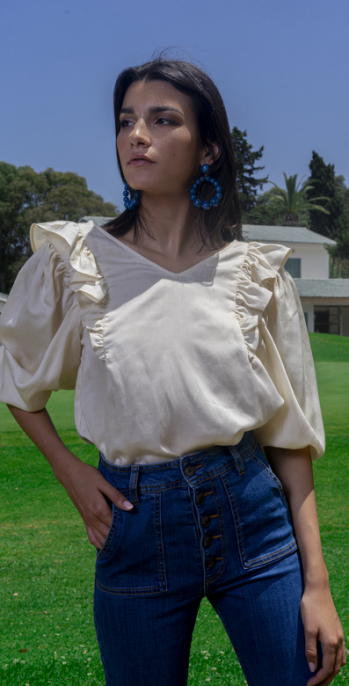 Élégante blouse blanc cassé pour une tenue raffinée