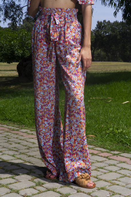 Détails du pantalon aux motifs variés, une option vibrante.