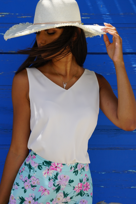 Top de couleur blanche.