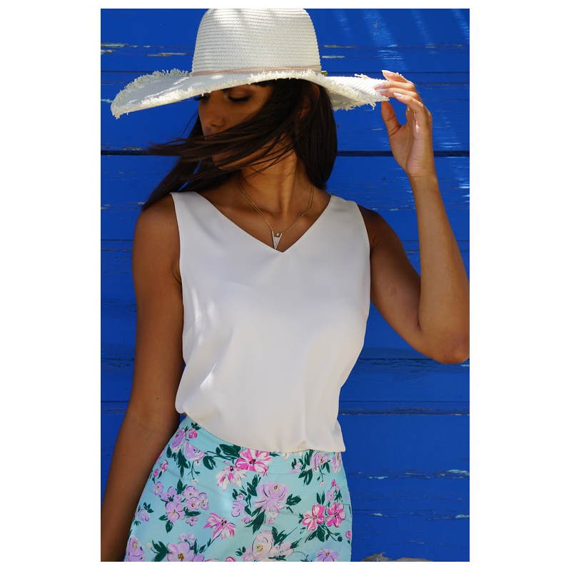 Top de couleur blanche.