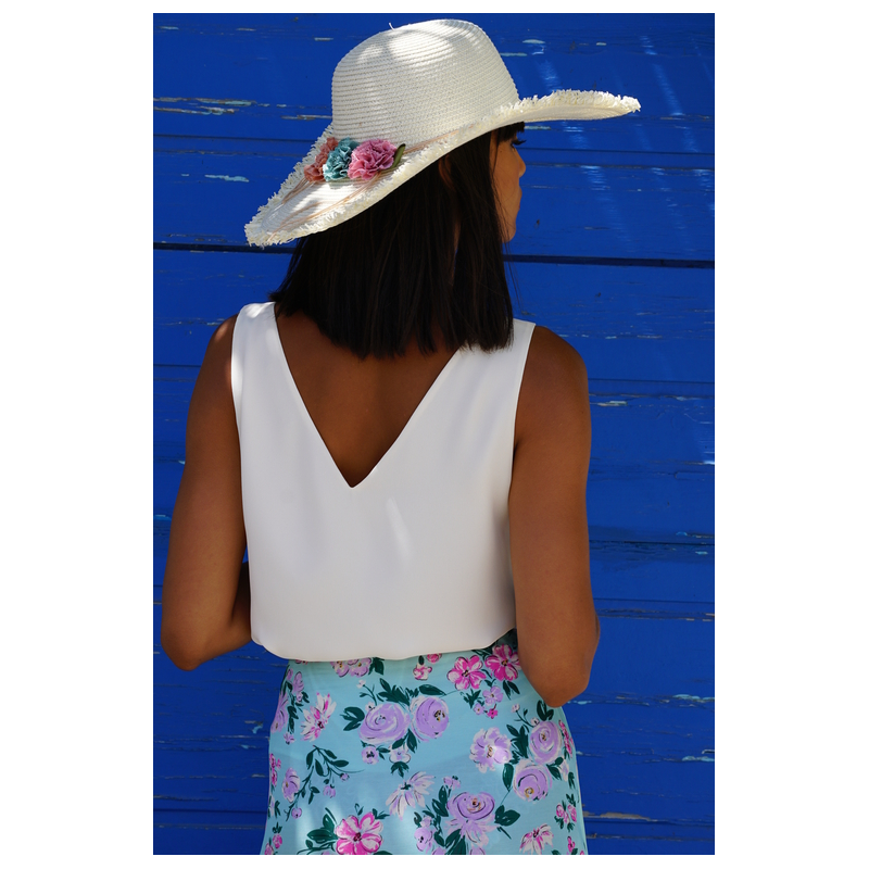 Top blanc pour une tenue classique et polyvalente.
