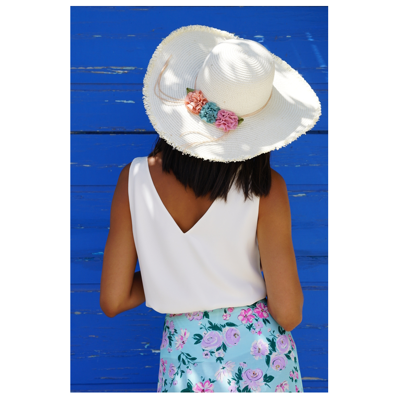 Détails du top : Couleur blanche et design minimaliste.