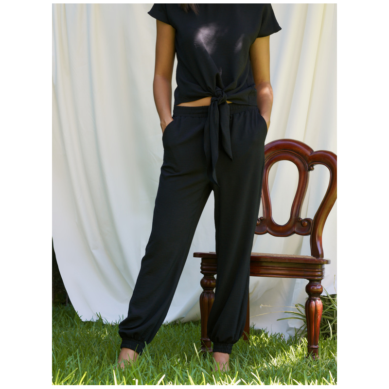 Un pantalon jogging noir pour femmes, alliant confort et élégance.