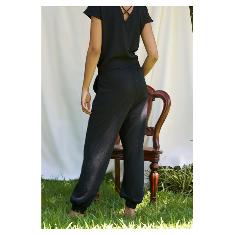Pantalon de jogging noir, un choix idéal pour les activités sportives.