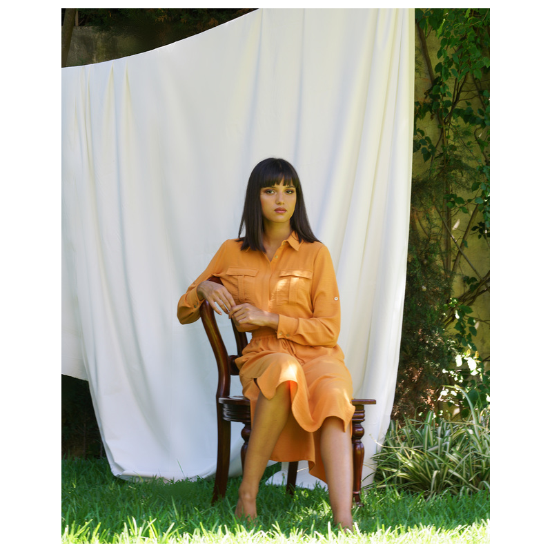 Une chemise légère en orange pour un look estival.