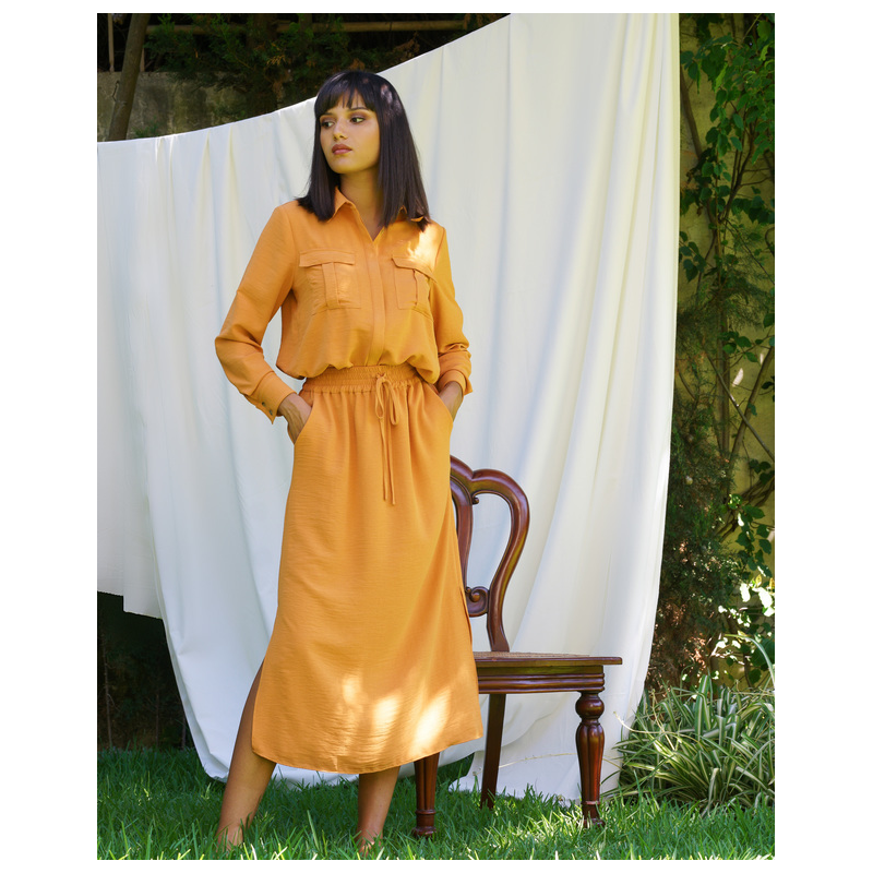 Explorez cette chemise orangée pour une tenue lumineuse.