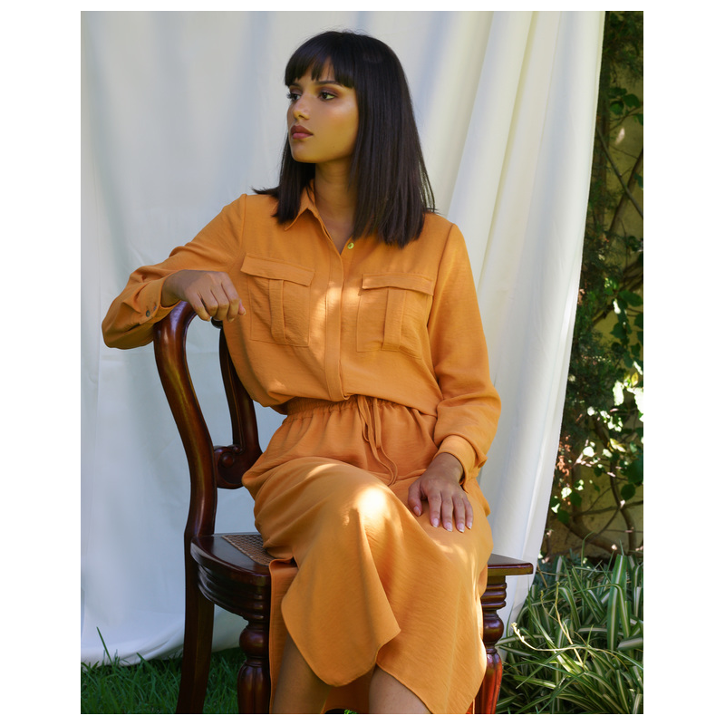 Chemise orange clair pour une touche de fraîcheur.