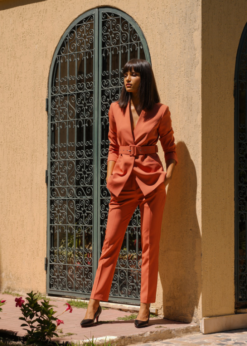 Pantalon tailleur orange pour femmes, une couleur vive et audacieuse.