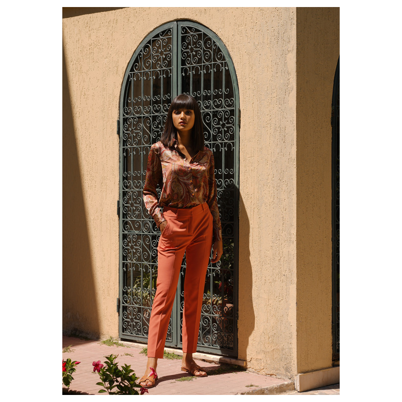 Chemise marron à l'imprimé indien pour une tenue unique et raffinée.