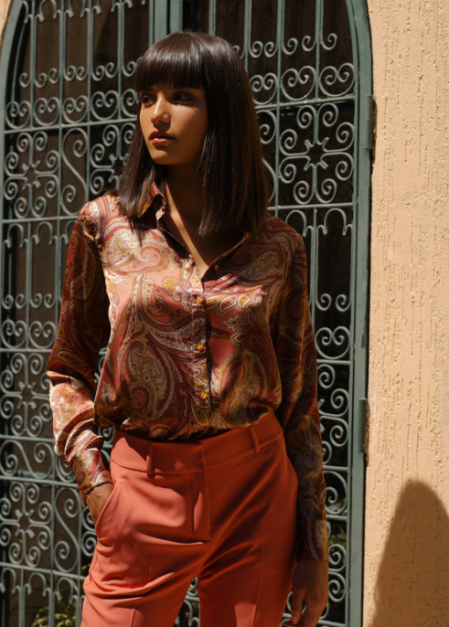 Chemise marron à motif indien pour femme : Une touche d'exotisme.