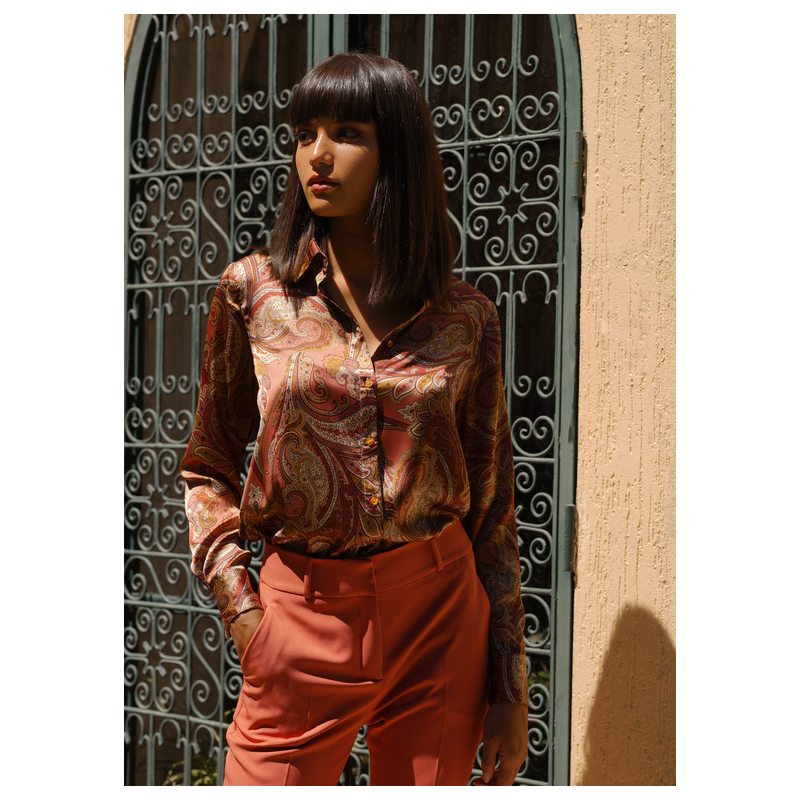 Chemise marron à motif indien pour femme : Une touche d'exotisme.