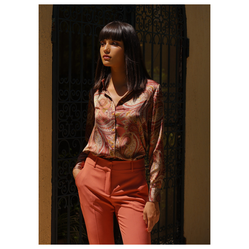 Chemise féminine avec un motif inspiré de l'Inde en teinte marron.