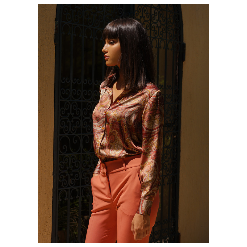 Chemise marron à l'imprimé indien pour une tenue unique et raffinée.