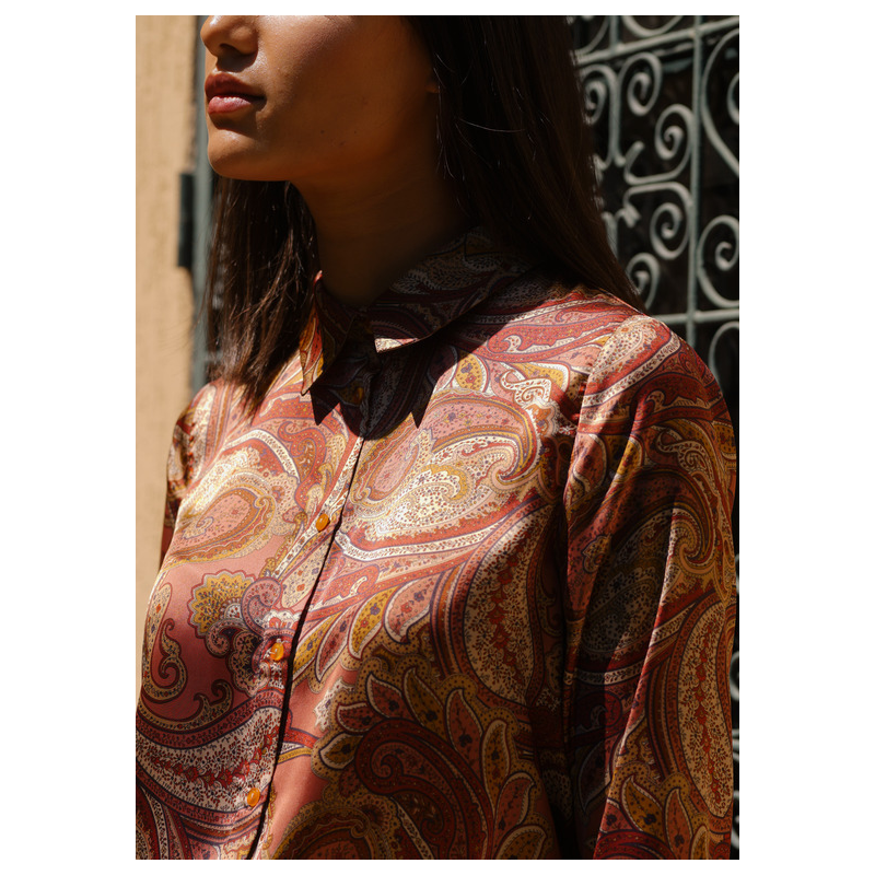 Détails de la chemise : Motif indien et couleur marron.