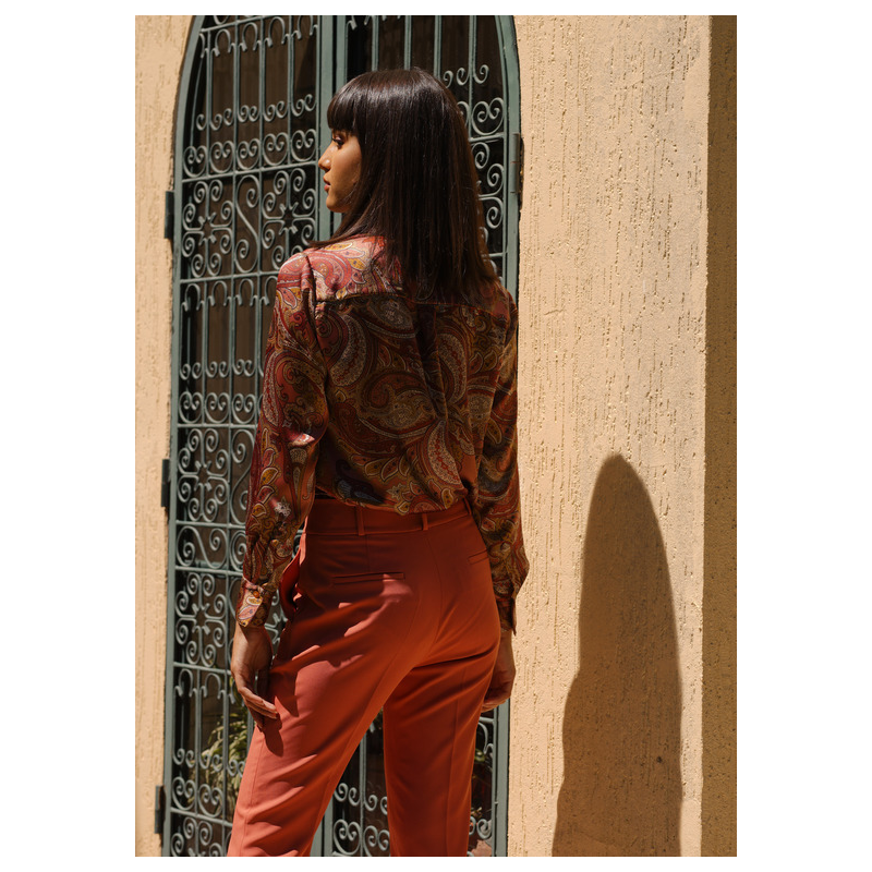 Détails de la chemise : Motif indien et couleur marron.