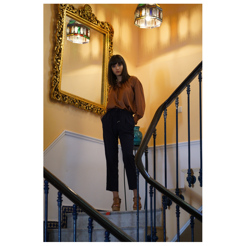 Pantalon noir stylé pour femme.