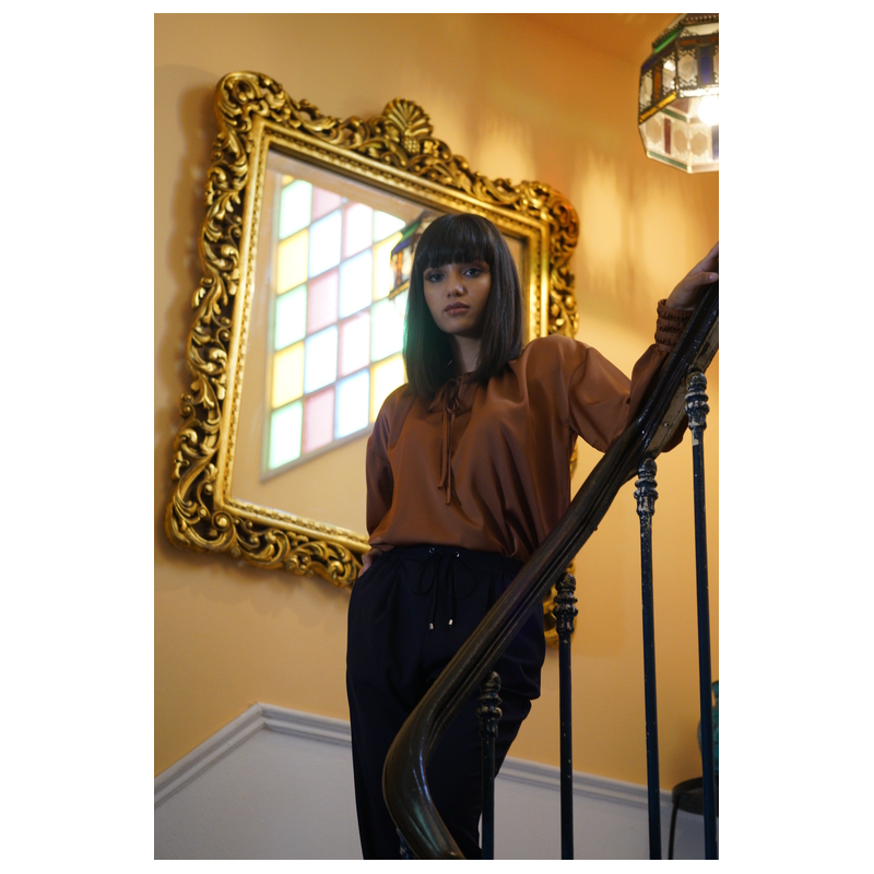 Pantalon de style à la mode en noir pour femmes.