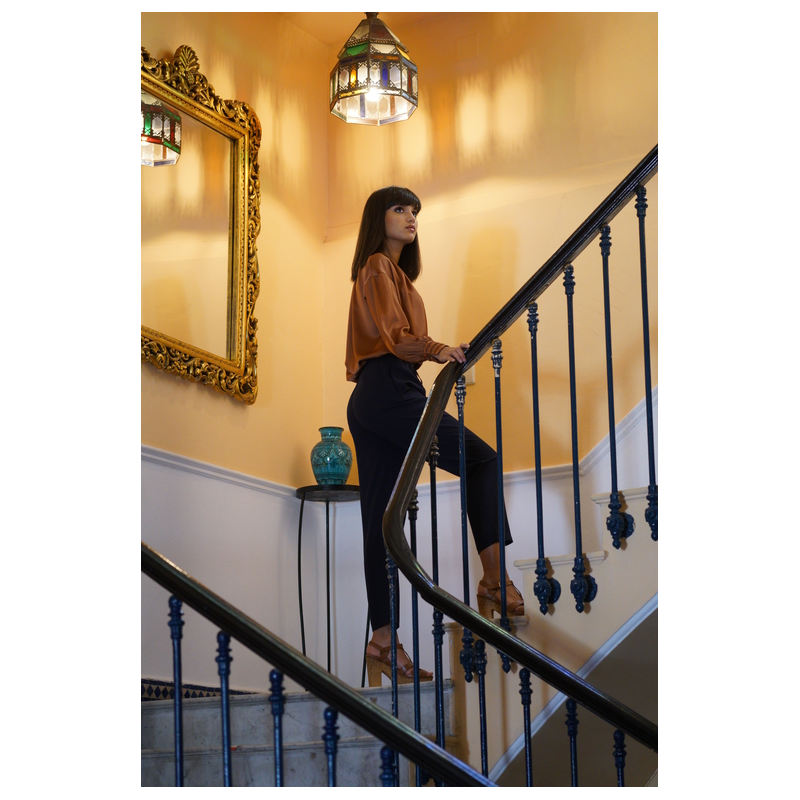 Un élégant pantalon noir pour femmes.