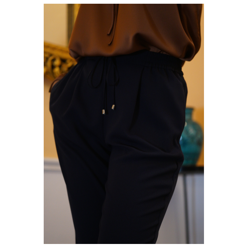 Détails en gros plan du pantalon stylé noir pour femmes.
